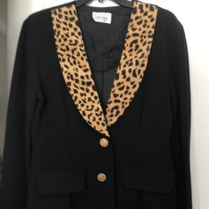 Very elegant, good quality women suit. Smoke free home.